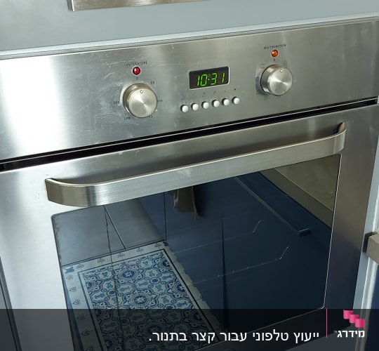 תנור אפייה עם תצוגת זמן וכפתורי שליטה